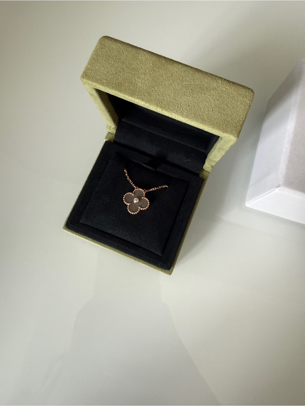 VAN CLEEF & ARPELS HOLIDAY 2023 OBSIDIAN VINTAGE ALHAMBRA PENDANT NECKLACE - Picture 3 of 6